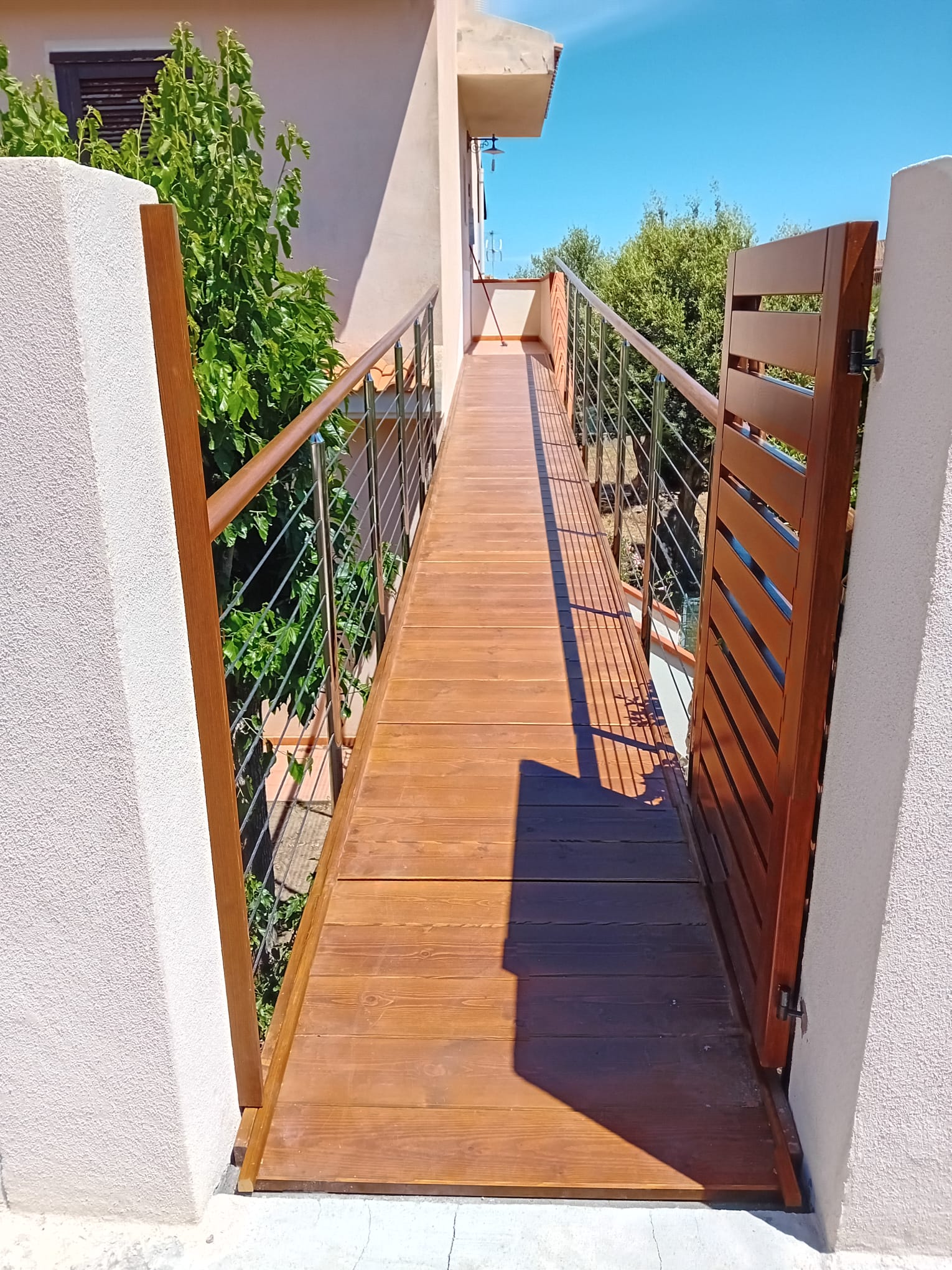 Passerella stile nautico per abbattimento barriere architettoniche a Stintino.